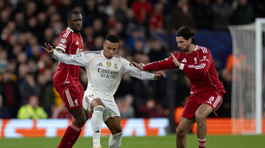 Ibrahima Konate und Dominik Szoboszlai gegen Real Madrids Kylian Mbappé.