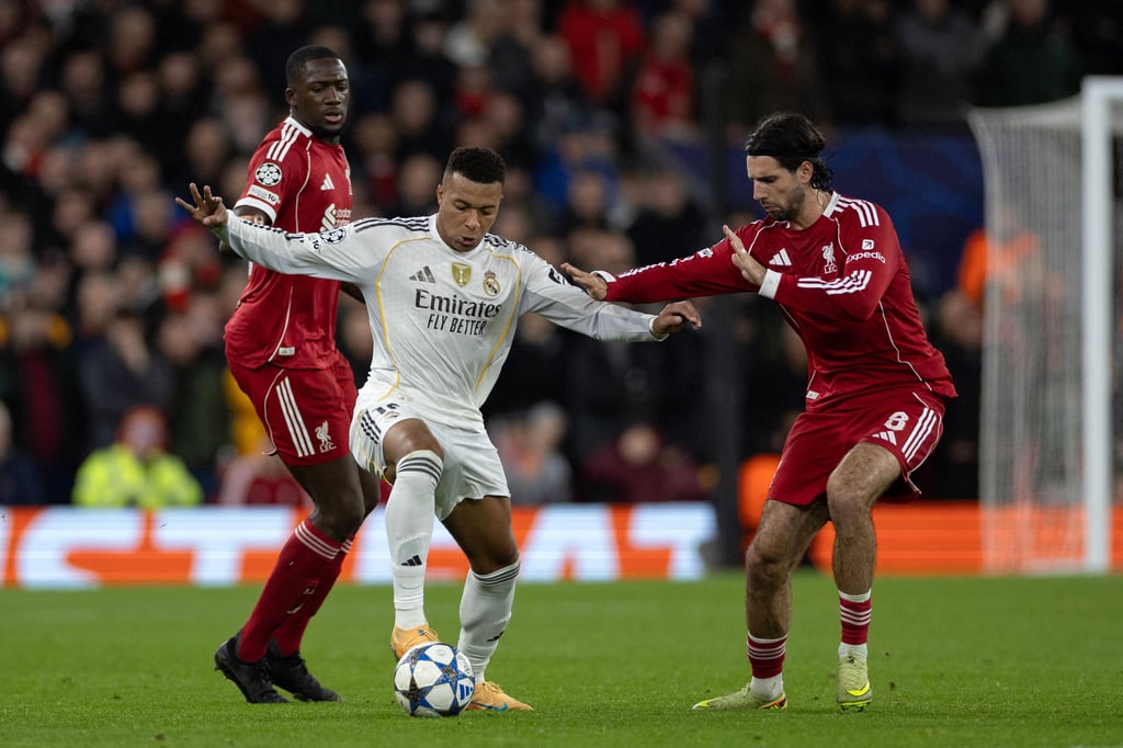 Ibrahima Konate und Dominik Szoboszlai gegen Real Madrids Kylian Mbappé.