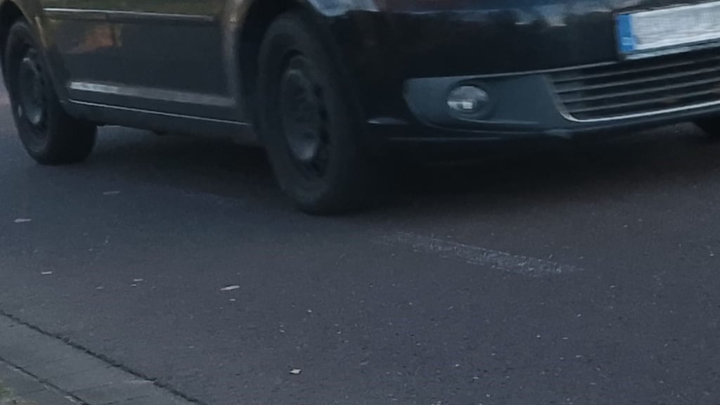 Verblasste Fahrbahnmarkierungen sind ein Problem in der Bahnhofstraße in Genthin.