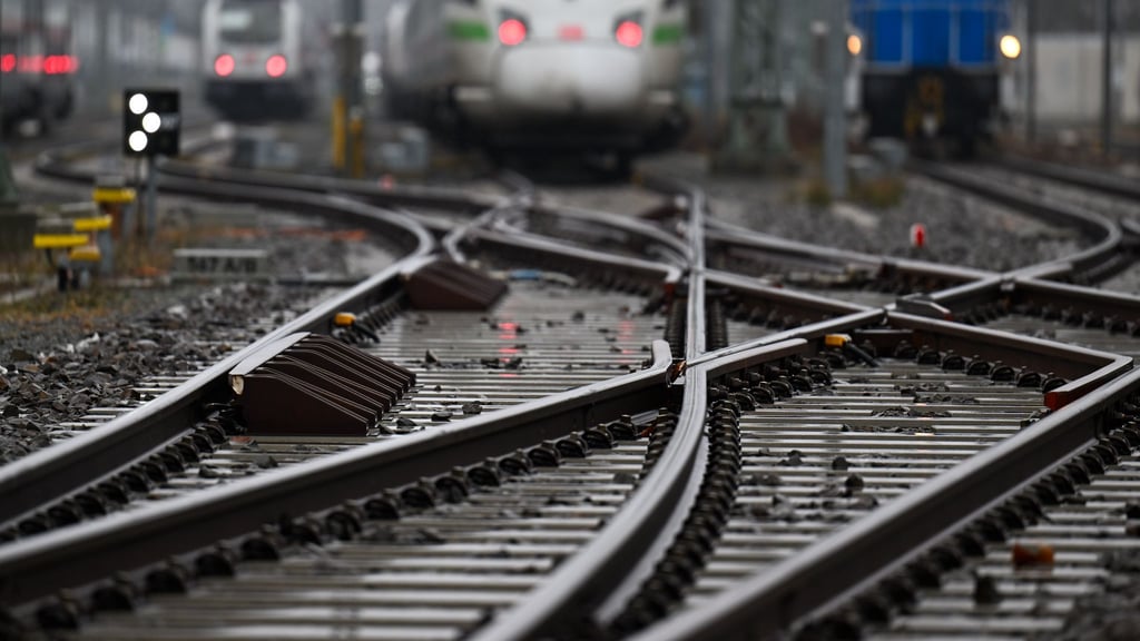 Die Deutsche Bahn will in einem Pilotprojekt erstmals „grünen“ Stahl in Schienen verbauen. (Archivbild)