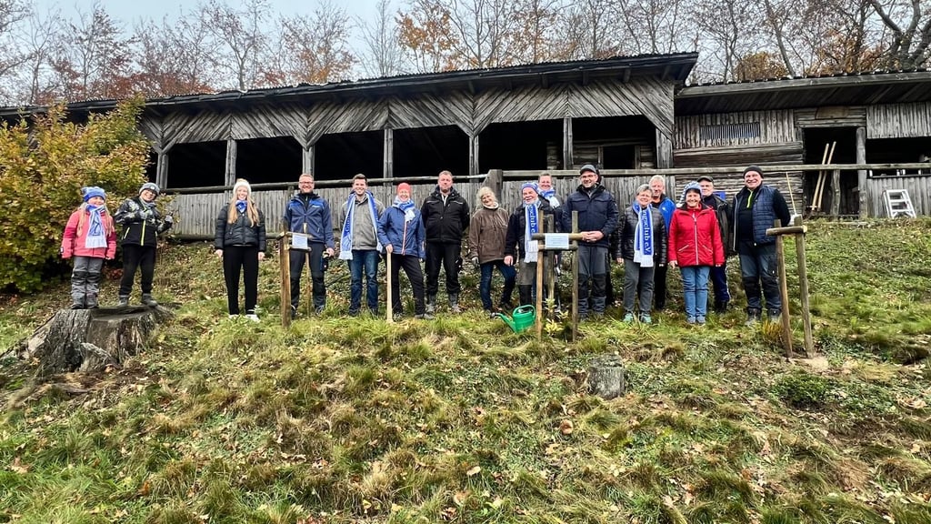 Kurz vor Beginn der fünften Jahreszeit haben Mitglieder des Güntersberger Faschingsclubs noch eine Pflanzmission an ihrer Faschingshütte erfüllt.
