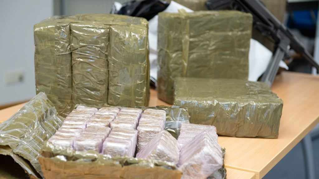 Im Kühlschrank eines mutmaßlichen Drogenschmugglers finden Zollbeamte Haschisch - getarnt als Dubai-Schokolade. (Symbolbild)