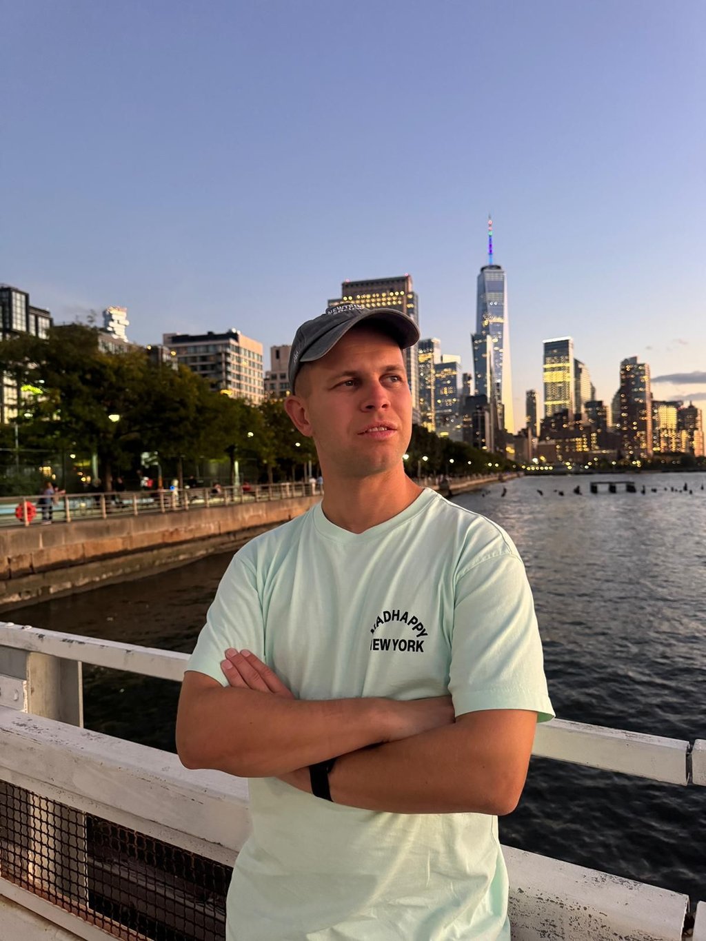 Benjamin Diedering vor der Kulisse New Yorks.