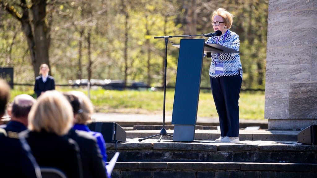 Mala Tribich spricht als Zeitzeugin bei der Enthüllung. (Archivbild)