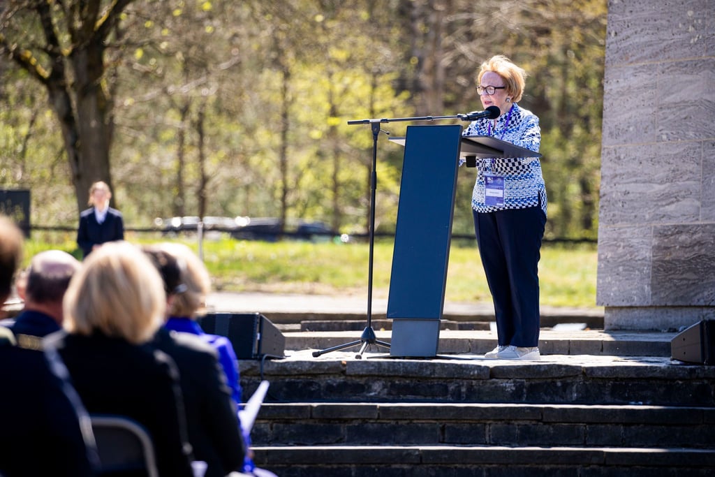 Mala Tribich spricht als Zeitzeugin bei der Enthüllung. (Archivbild)
