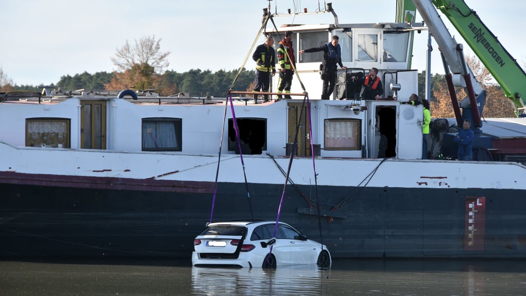 Mit Hilfe eines Krans wird ein Mercedes aus dem Mittellandkanal bei Bülstringen (Landkreis Börde) geborgen. Beim Verladen auf ein Güterschiff war das Fahrzeug ins Wasser gestürzt.
