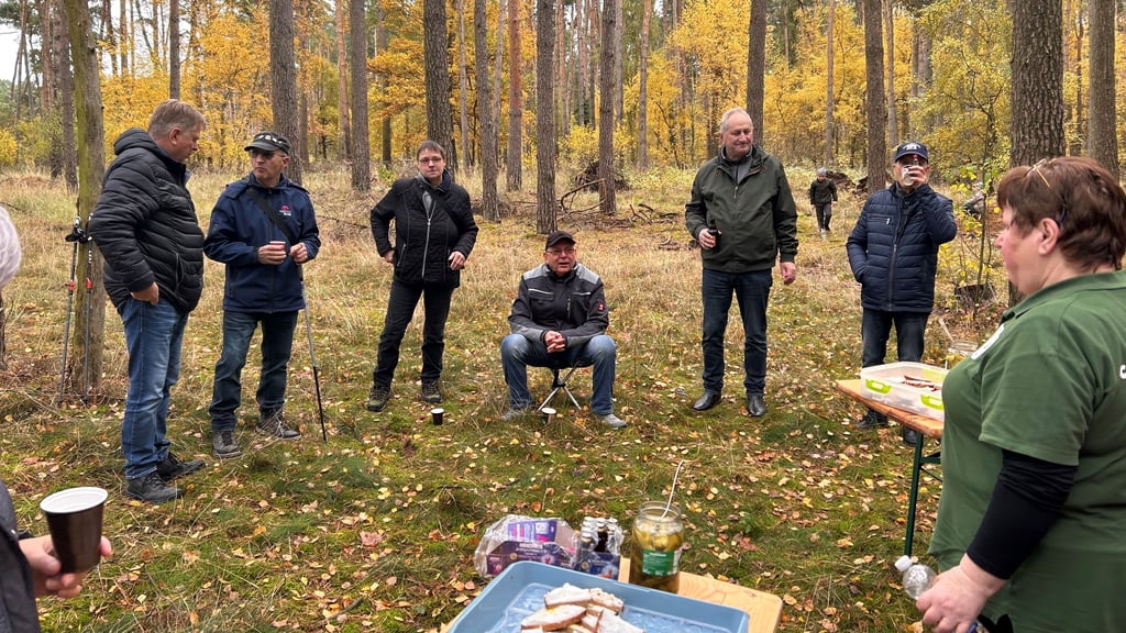 Auch Ortsbürgermeister Uwe Rothmann (3.v.r.) wandert mit durch den Rätzlinger Drömling.