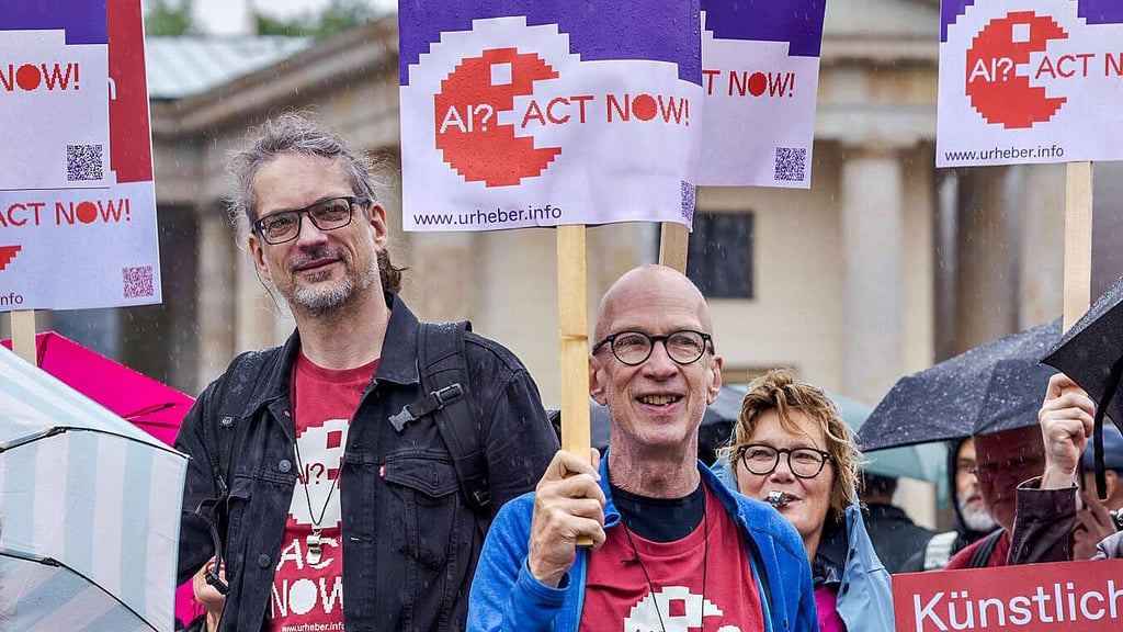 Micki Meuser   (Mitte) und Komponist Matthias Hornschuh im Kampf um die Urheberrechte. Der dauert schon eine Weile. 