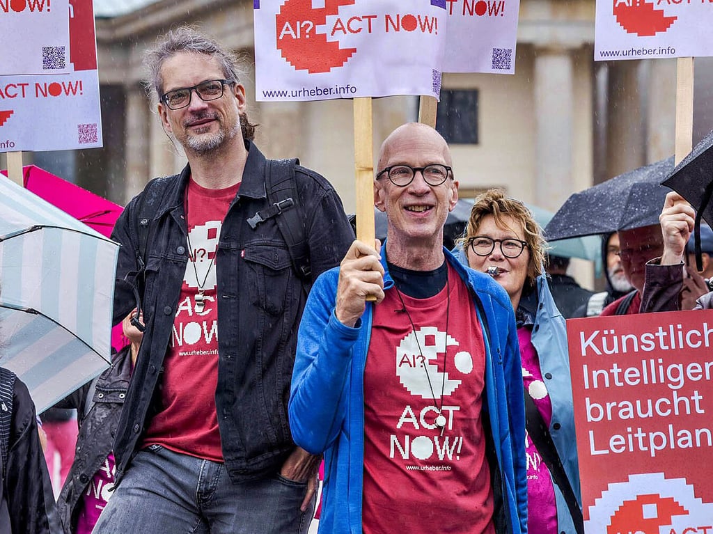 Micki Meuser   (Mitte) und Komponist Matthias Hornschuh im Kampf um die Urheberrechte. Der dauert schon eine Weile. 