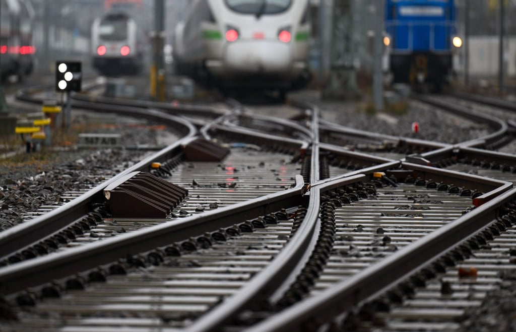 Die Deutsche Bahn will in einem Pilotprojekt erstmals „grünen“ Stahl in Schienen verbauen. (Archivbild)
