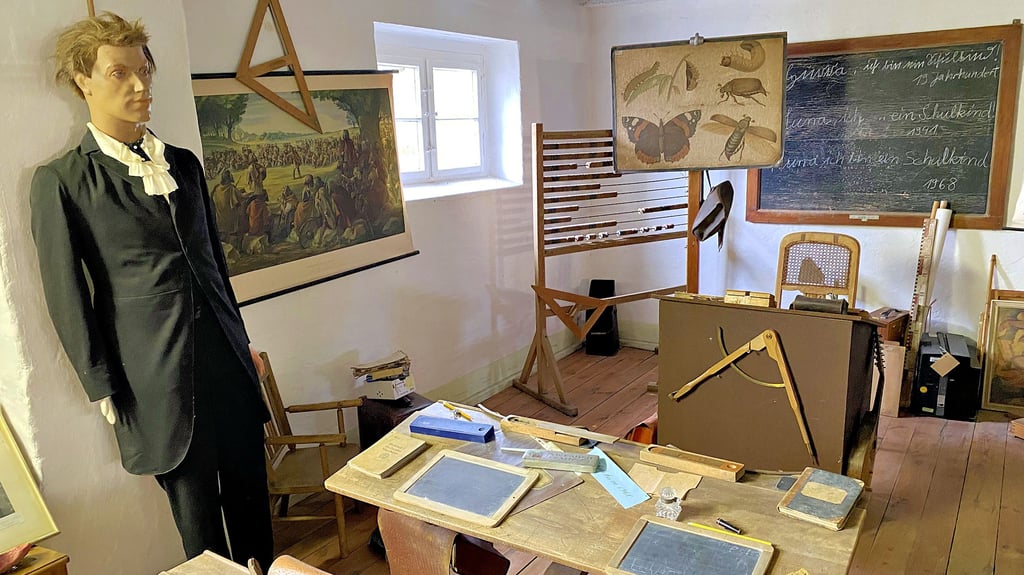 Eine Zeitreise in die Klassenzimmer der Vorzeit: Im Heimatmuseum Atzendorf lässt sich zum Beispiel die historische Schulbank drücken.