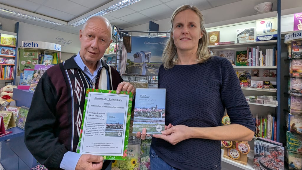 Dörte Engel und der Vorsitzende des Heimatvereins Ulrich Pettke präsentieren die Broschüre in der Buchhandlung Hoffmann in Oebisfelde.