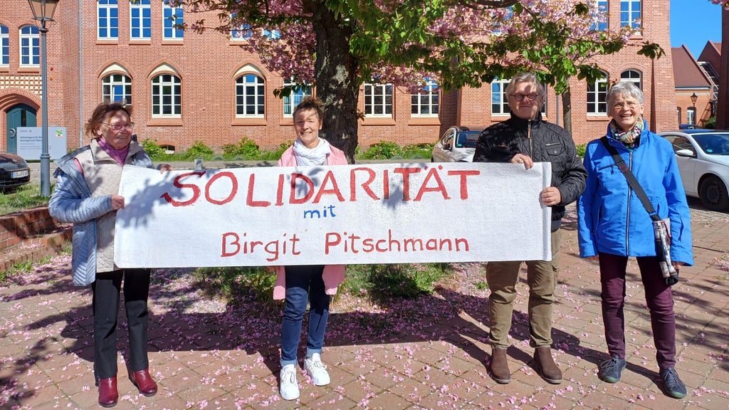Fristlos entlassene Lehrerin in Sachsen-Anhalt: Öffentlicher Protest gegen die Kündigung und die Vorgriffsstunde gehörten seit zwei Jahren zu Birgit Pitschmanns (Mitte) Leben.