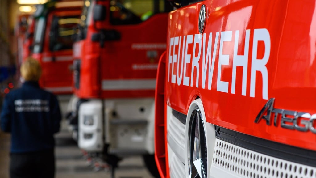 Feuerwehrfahrzeuge stehen in Magdeburg aufgereiht da. (Symbolbild)