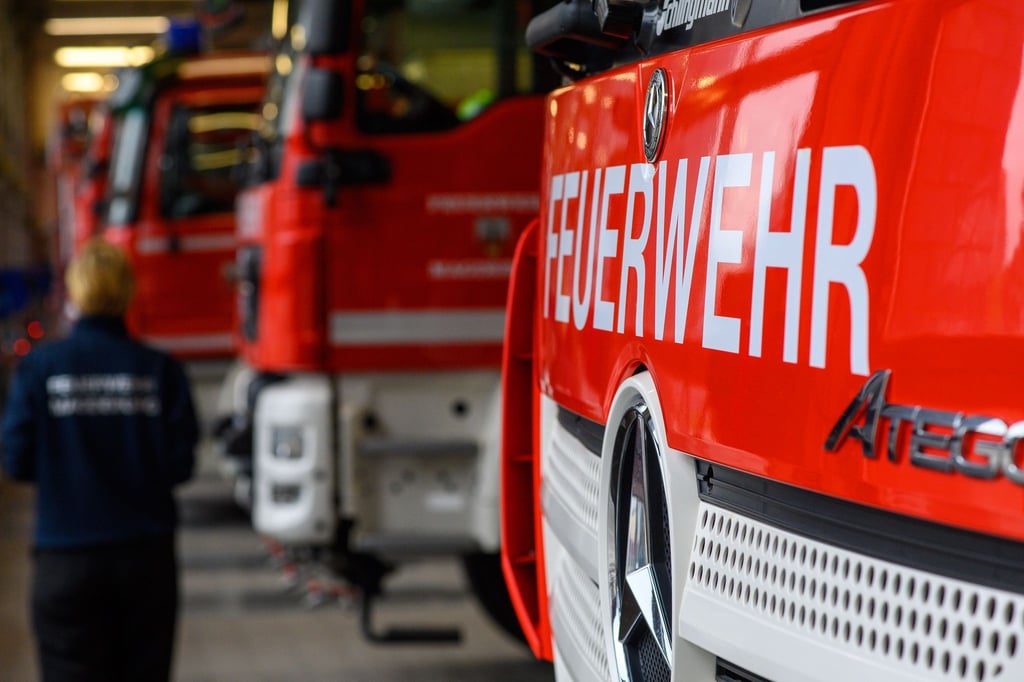 Feuerwehrfahrzeuge stehen in Magdeburg aufgereiht da. (Symbolbild)