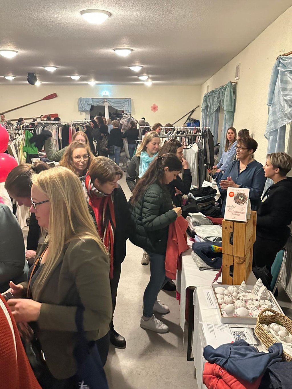 27 Verkäuferinnen hatten hier ihre Stände aufgebaut.