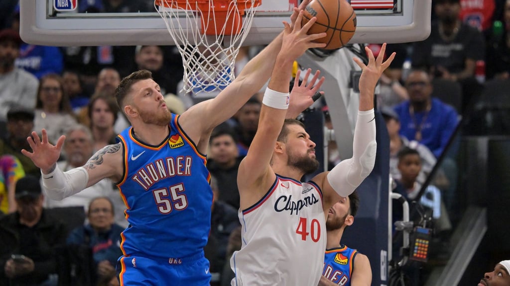 Isaiah Hartenstein (l) zeigte gegen sein Ex-Team vollen Einsatz.