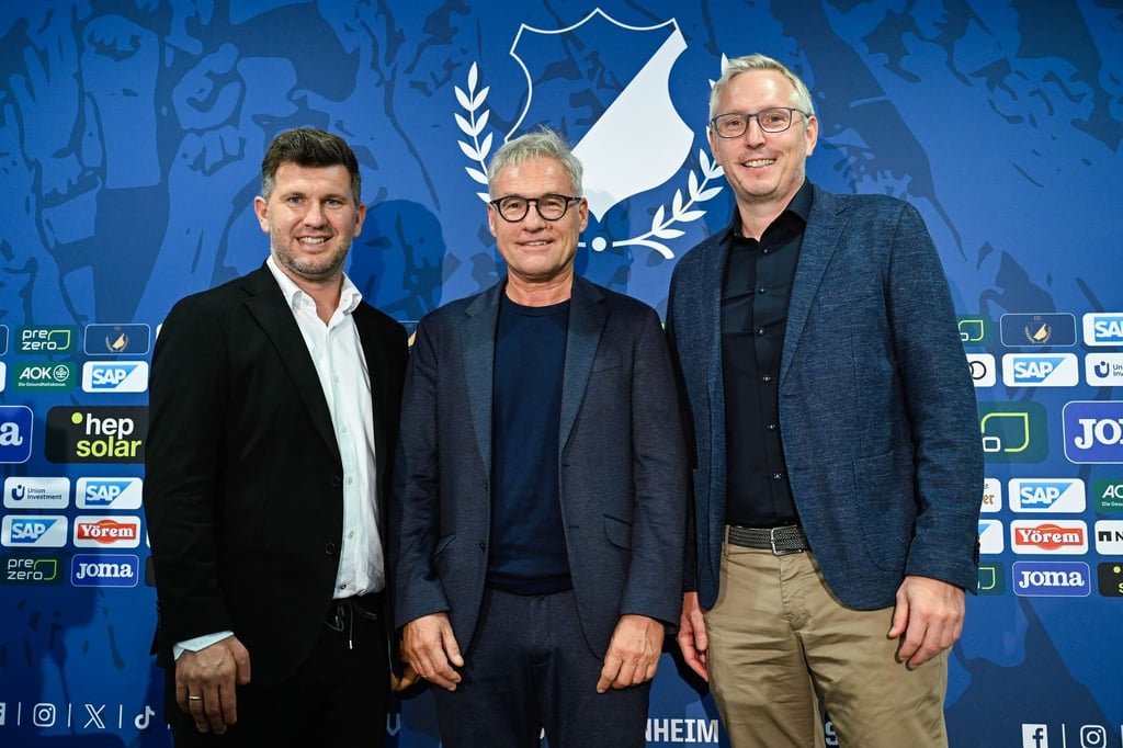 Die Geschäftsführer Markus Schütz (m) und Frank Briel (r) sind nicht mehr für die TSG 1899 Hoffenheim tätig. Ob Andreas Schicker bleibt, ist offen. (Archivbild)