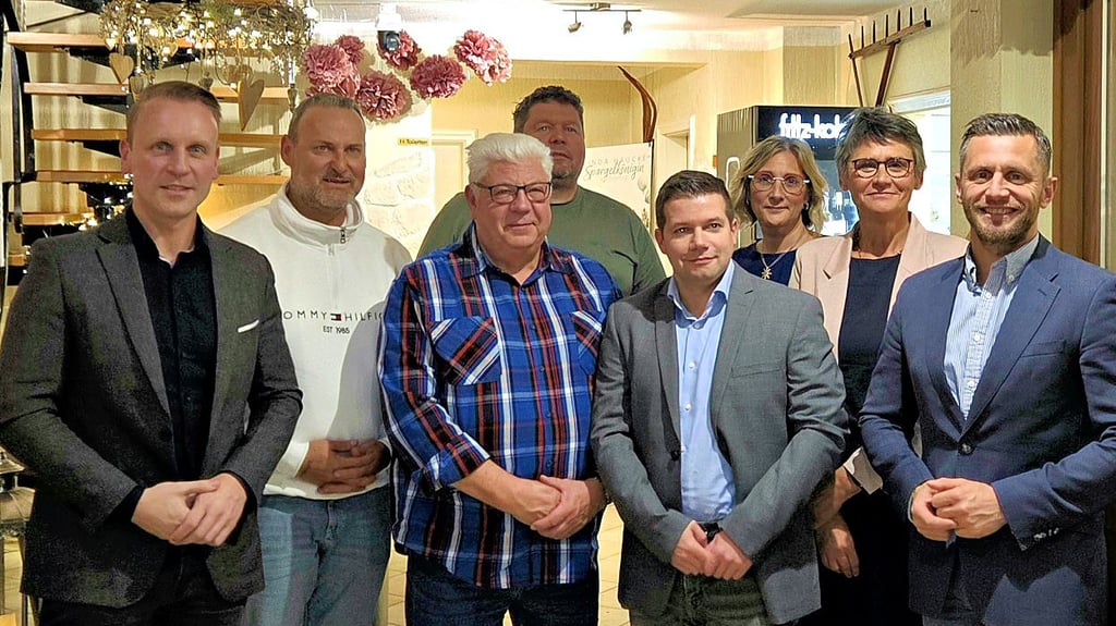 Der neue Vorstand des Osterburger CDU-Stadtverbands (von links): Dennis Kathke, Sven Haucke, Ingo Fabisch, Daniel Köhler, Stefan Zimzik, Bianka Harig, Grit  Wallmann sowie CDU-Kreischef Chris Schulenburg.