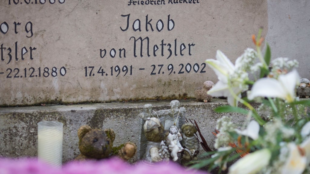 Der verurteilte Mörder von Jakob von Metzler bleibt weiter in Haft. Sein Antrag auf vorzeitige Entlassung liegt vorerst auf Eis – er hat das Prüfverfahren gestoppt. (Archivbild)