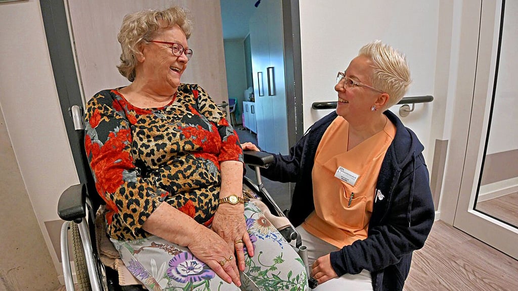 Die 89-jährige Helga Walter, hier mit Alltagsbegleiterin Jennifer, gehört im Seniorenhaus am Stadtpark zu den Bewohnern der ersten Stunde.