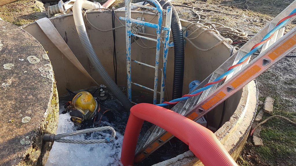 Accident in the Stendal district: Specialist divers stop water jet from ...