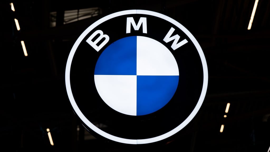 BMW bekommt die Krise zu spüren, bewältigt sie bisher aber besser als die heimische Konkurrenz.