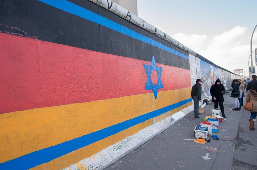 Das Kunstwerk „Vaterland“ an der East Side Gallery wurde erneut beschmiert. (Archivbild)