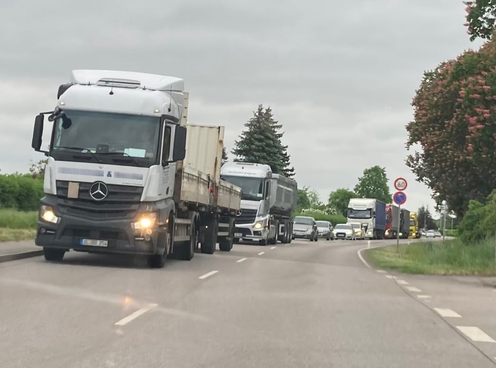 Blick in die Bundesstraße 1 in Burg: Der Lkw-Fahrer, der auf dem Conrad-Tack-Ring angetrunken unterwegs gewesen ist, wurde von der Polizei gestoppt.