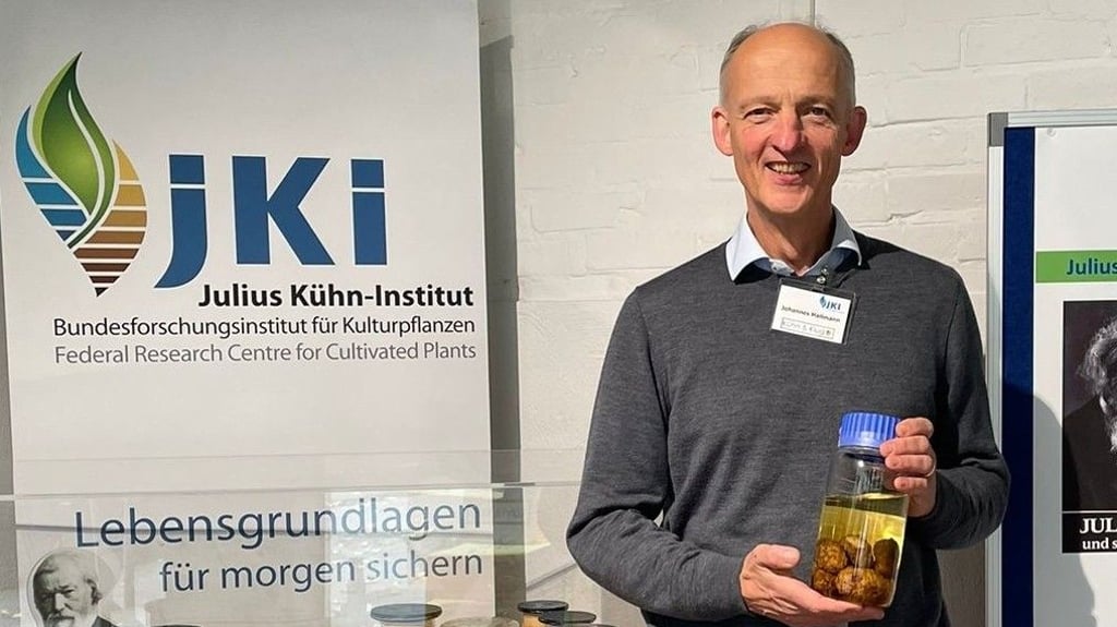 Prof. Dr. Johannes Hallmann steht im Kühn&Klug-Wissensladen in der Braunschweiger Innenstadt.  Unter dem Titel „Wurmwelten unter uns“ blickt das Julius-Kühn-Institut auf das Bodenleben und hier speziell die Fadenwürmer, von denen eine Million unter der Fläche eines Fußabdrucks leben. 