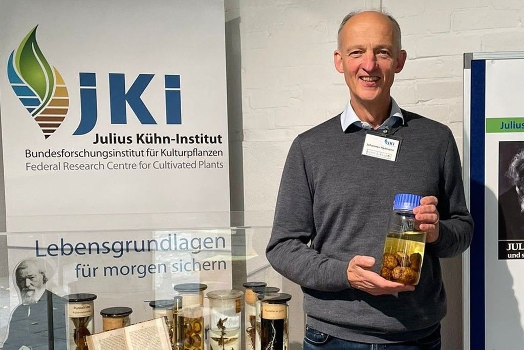 Prof. Dr. Johannes Hallmann steht im Kühn&Klug-Wissensladen in der Braunschweiger Innenstadt.  Unter dem Titel „Wurmwelten unter uns“ blickt das Julius-Kühn-Institut auf das Bodenleben und hier speziell die Fadenwürmer, von denen eine Million unter der Fläche eines Fußabdrucks leben. 