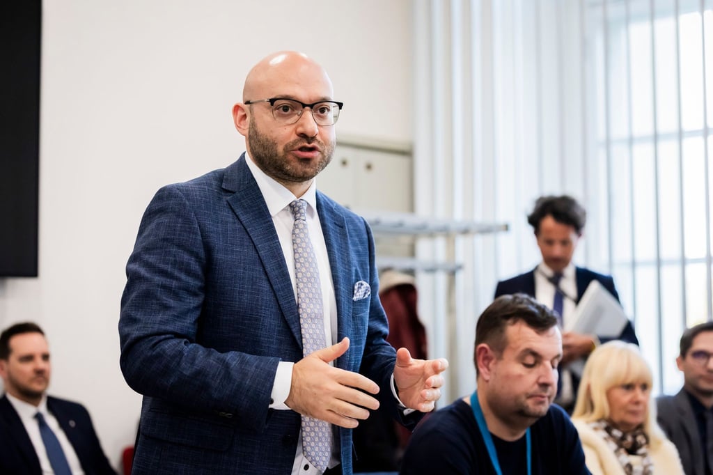 Brandenburgs Innenminister René Wilke (parteilos) kündigt wegen der gestiegenen Zahl von Drohnen über Militäranlagen eine Änderung des Polizeigesetzes an (Archivbild).