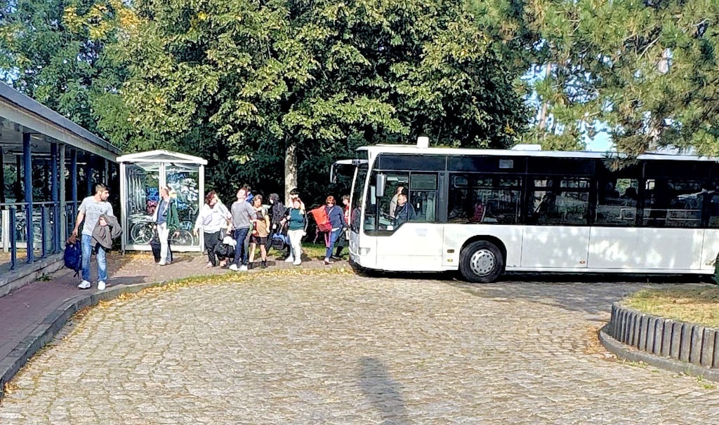 Der Schienenersatzverkehr sorgt für Ärger in Möser. Nun reagieren die Bahnunternehmen und stellen Personal und Toiletten zur Verfügung. 