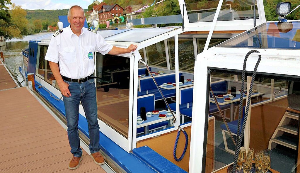 Manfred Berro vor der „Rudelsburg“, auf der im kommenden Jahr erstmals Trauungen stattfinden sollen. Doch der Motor des Schiffes ist nicht mehr der jüngste.