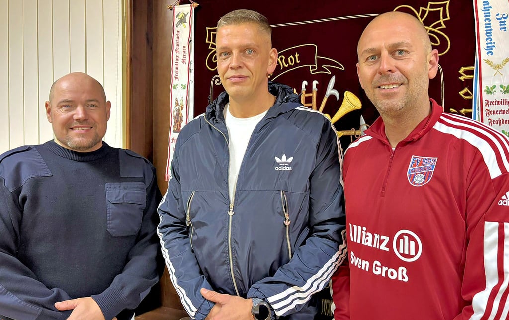 Gregor Ulrich (l.) wurde im September 2025 zum Ortswehrleiter berufen, Thomas Naumann (M.) ist seit dem 30. Juli 2024 der ehrenamtliche Ortsbürgermeister. Pierre Vatthauer wurde im Februar 2019 zum Vorsitzenden des Sportvereins FV 1920 Merzien gewählt.