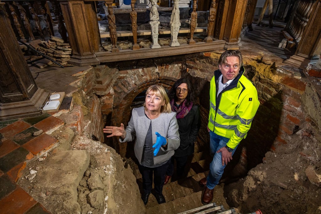 In einer Gruft in der Stadtkirche von Jever vermuten die Leiterin des Schlossmuseums Jever, Antje Sander (links), die Referatsleiterin für das Regionalreferat Oldenburg beim Niedersächsischen Landesamt für Denkmalpflege, Jana Esther Fries (Mitte), und der Projektleiter beim Staatlichen Baumanagement Region Nord-West, Ralf Dröge, das Grab der letzten Herrscherin des Jeverlandes, Fräulein Maria von Jever.
