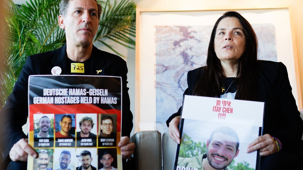 Itay Chens Eltern trafen Ende September Bundeskanzler Friedrich Merz. (Archivbild)