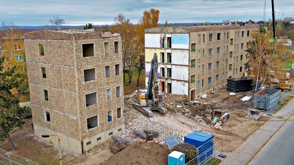 Der Wohnblock Armstrongstraße 33 – 39 wird in Aschersleben abgerissen. Auch ein zweiter Wohnblock soll noch weichen.