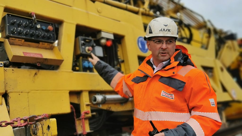 Michael Lehmann von STRABAG Rail überwacht die Arbeiten zwischen Halberstadt und Wernigerode.  