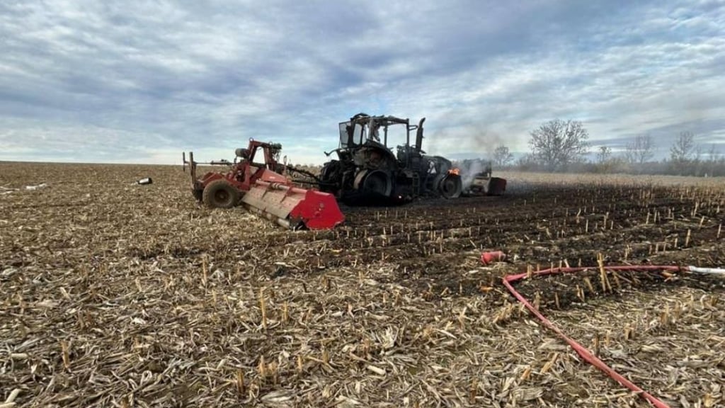 Nach einer Stichflamme brannte der Traktor kurze Zeit später lichterloh.