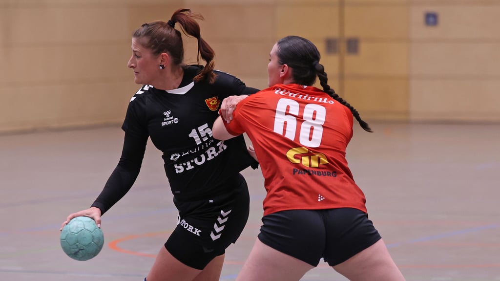 Tina Horneffer (links) war zusammen mit Anika Hirche beste Post-Torschützin bei der Heimniederlage gegen Spitzenreiter Union Halle-Neustadt III (hier Gina Marie Wilhelmi).