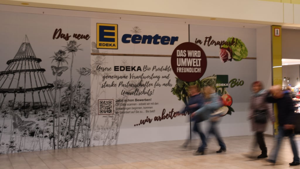 Schon seit Monaten kündigen Werbewände das neue E-Center im Magdeburger Florapark an. Nun hat der Umbau begonnen.