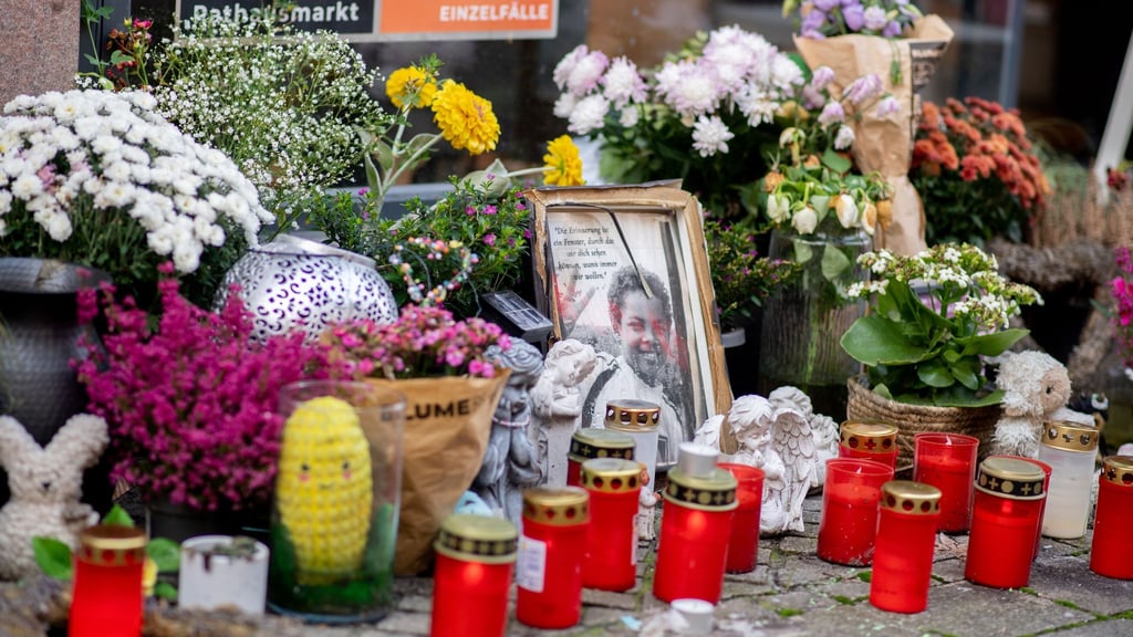 Auch Monate nach den tödlichen Schüssen hinterlassen Menschen am Tatort Blumen, Kerzen und Nachrichten im Gedenken an Lorenz.