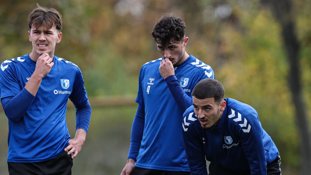 Noah Pesch (links) hofft ebenso wie Eldin Dzogovic (Mitte) und Andi Hoti (rechts) von den Ausfällen im Team des 1. FC Magdeburg profitieren zu können.