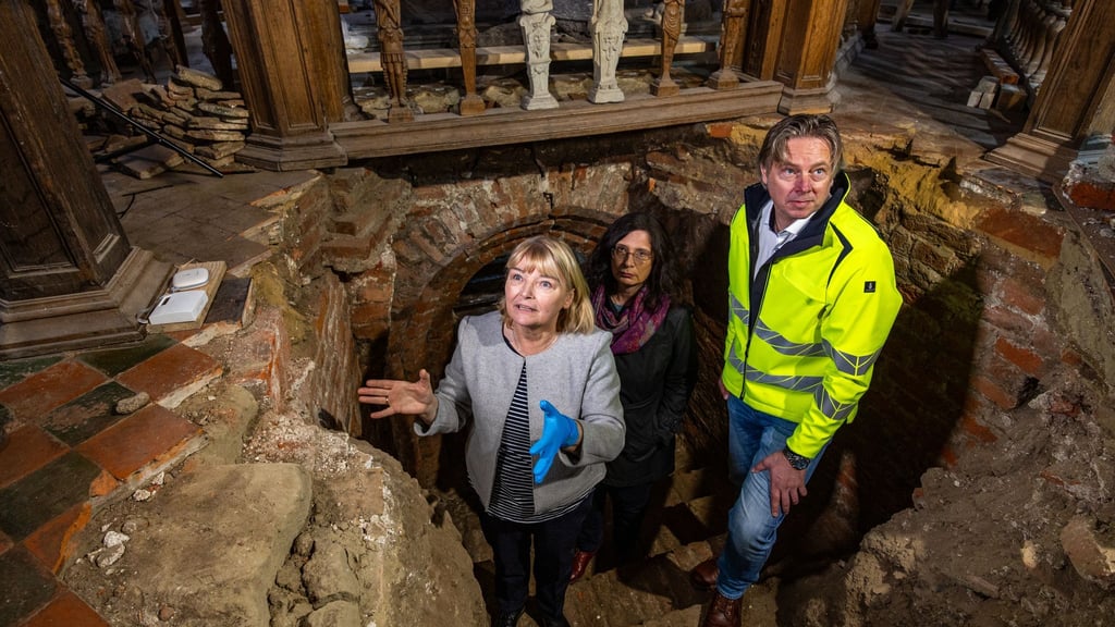 In einer Gruft in der Stadtkirche von Jever vermuten die Leiterin des Schlossmuseums Jever, Antje Sander (links), die Referatsleiterin für das Regionalreferat Oldenburg beim Niedersächsischen Landesamt für Denkmalpflege, Jana Esther Fries (Mitte), und der Projektleiter beim Staatlichen Baumanagement Region Nord-West, Ralf Dröge, das Grab der letzten Herrscherin des Jeverlandes, Fräulein Maria von Jever.