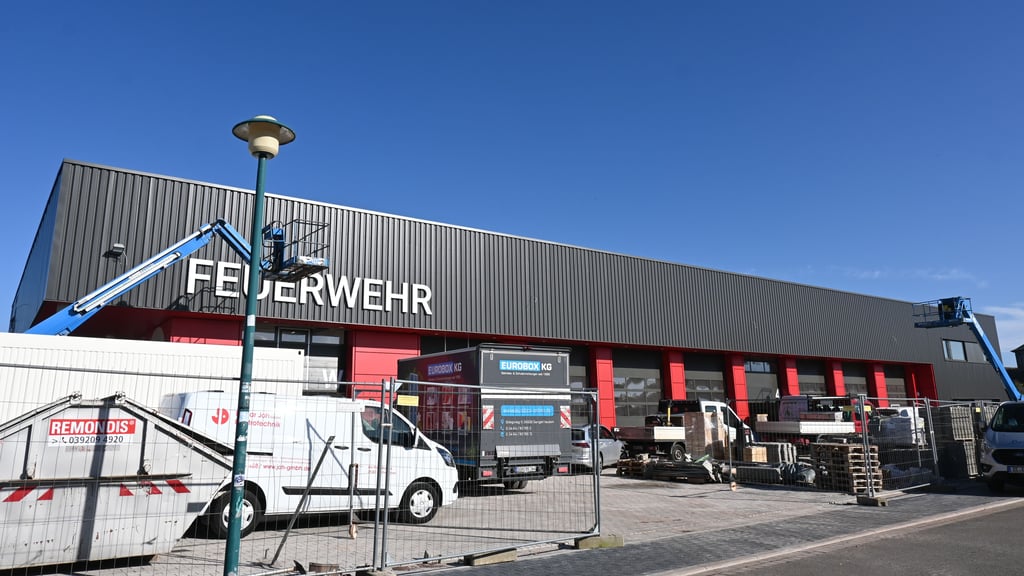 Das ist das neue Feuerwehrgerätehaus in Oschersleben kurz vor seiner Fertigstellung im Oktober 2024. So könnte auch die künftige Stützpunktfeuerwehr in Groß Ammensleben aussehen, nur um gut die Hälfte kleiner.
