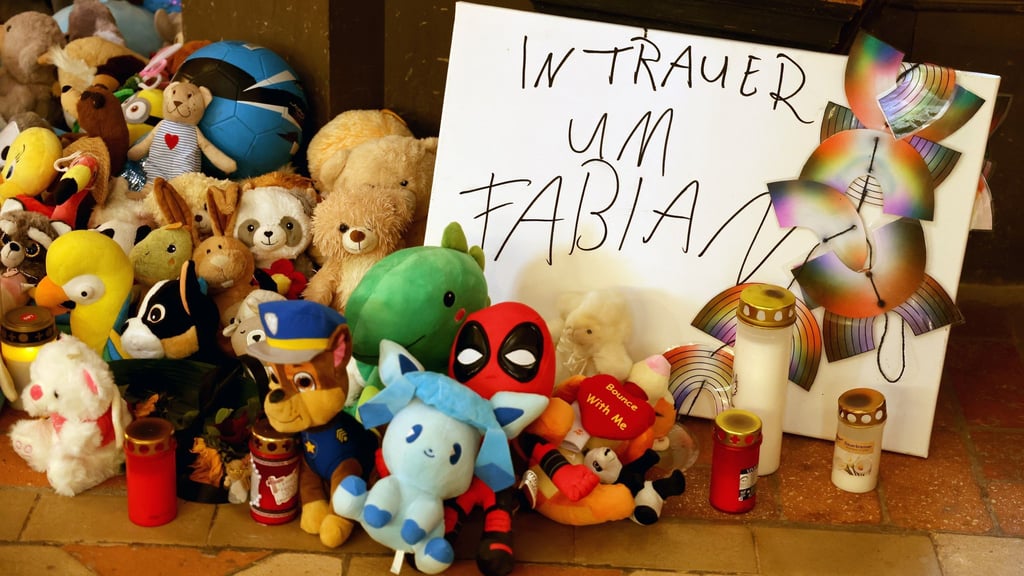 Kuscheltiere und Kerzen zum Gedenken an Fabian.