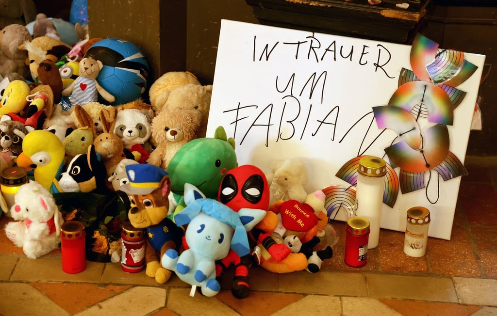 Kuscheltiere und Kerzen zum Gedenken an Fabian.