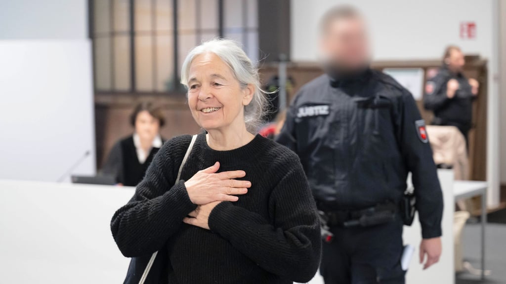 Die Angeklagte Daniela Klette reagiert zu Beginn des Verhandlungstages auf Unterstützer im Zuschauerbereich und Geburtstagslied.