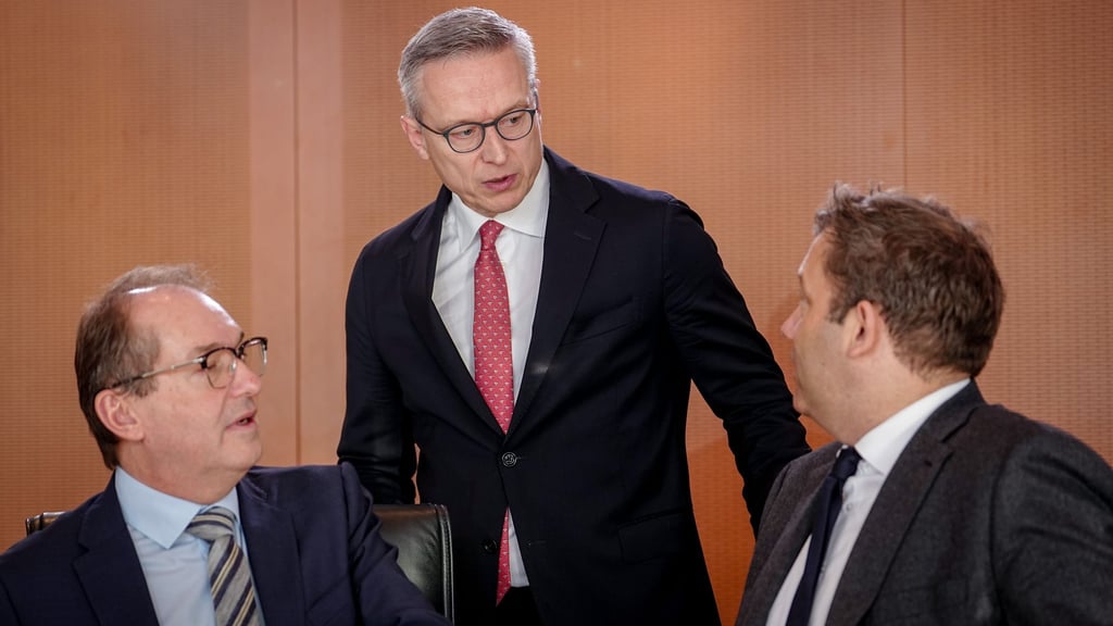 Digitalminister Karsten Wildberger (CDU, Mitte) soll die Fäden beim Thema Entbürokratisierung zusammenführen.